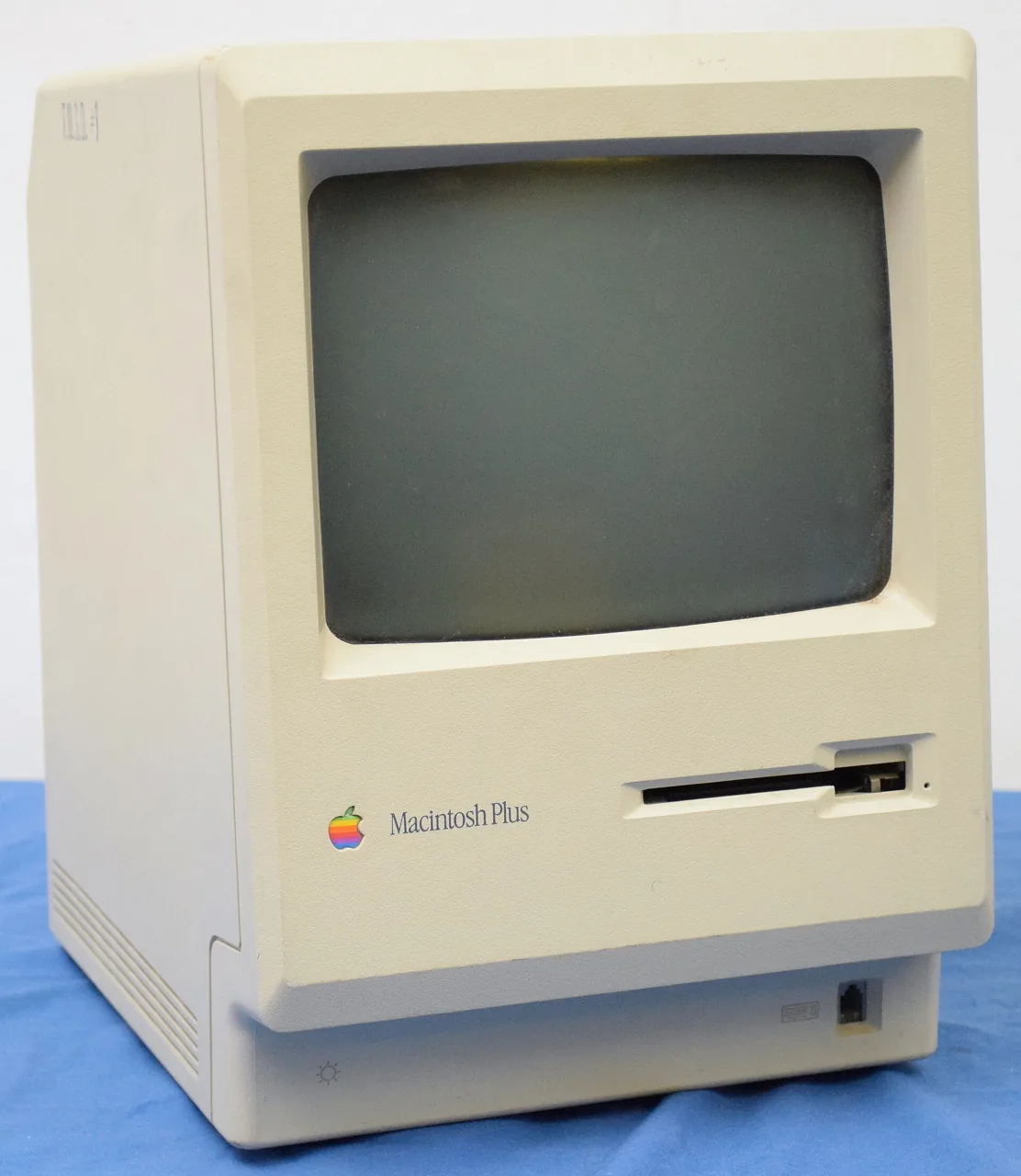 Apple macintosh-plus, archival photo