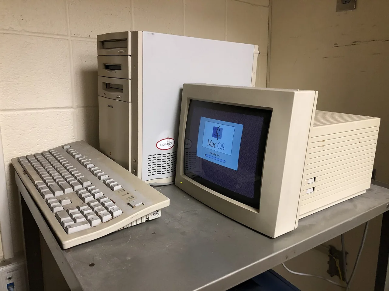 Apple power-macintosh-8100, archival photo